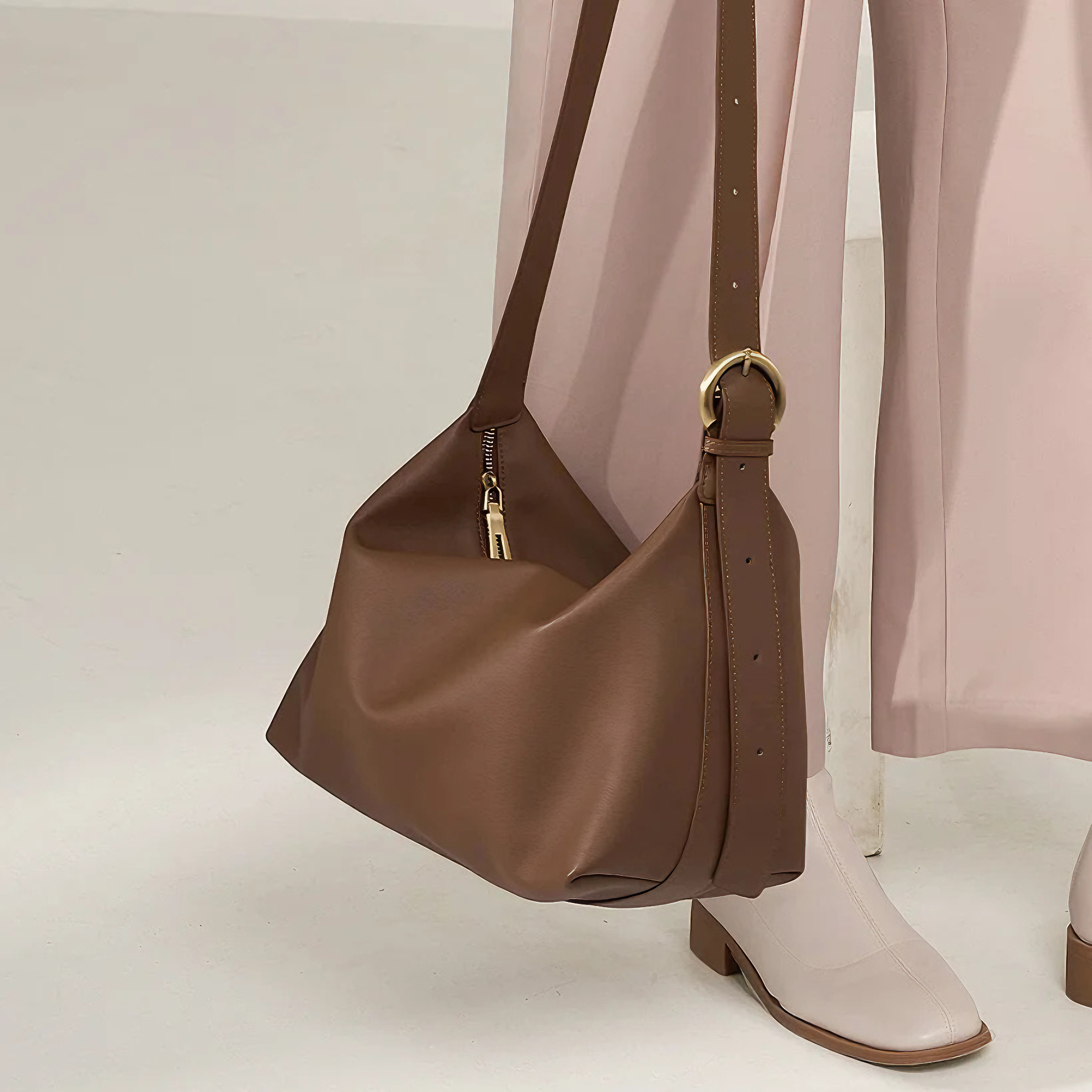 Bolsa feminina média em couro genuíno marrom - Sereinna