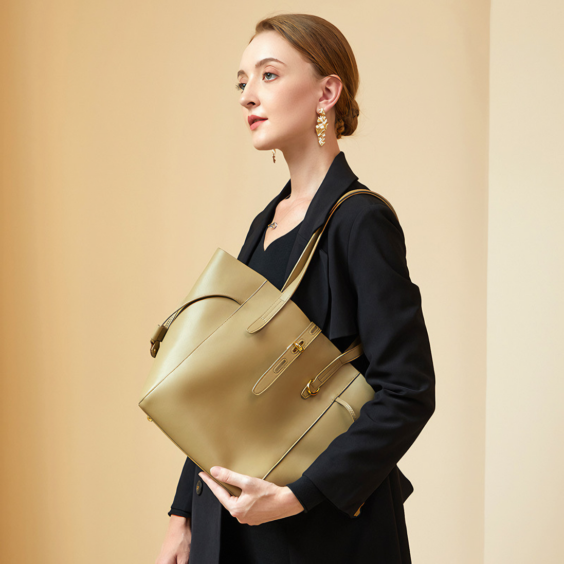 Bolsa Grande em Couro Genuino Dourada com Organizador Interno - Sereinna