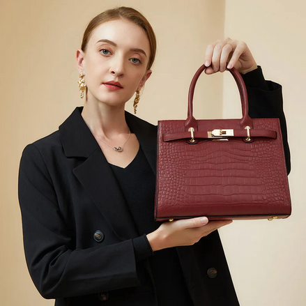 Bolsa Media com Detalhes Dourados em Couro Genuíno Borgonha - Sereinna