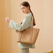 Bolsa Feminina Grande em Couro Genuino Marrom com Organizador Interno - Sereinna