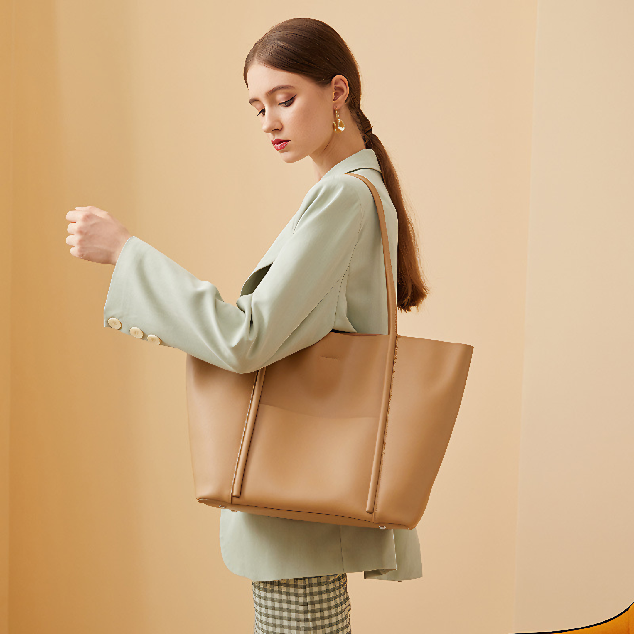 Bolsa Feminina Grande em Couro Genuino Marrom com Organizador Interno - Sereinna